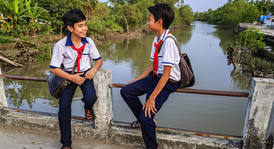 The program, that involves school-based educational campaigns and helmet distribution programming in primary schools, has reported an increase in the average helmet wearing rate from 40.6 percent to 82.2 percent at four schools in Nha Be district that are new to the program.