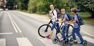Young people are encouraged to wear high-visibility clothing when walking near roads or using public or school transport, especially during misty and rainy days in winter, and in the early morning when visibility is poor.