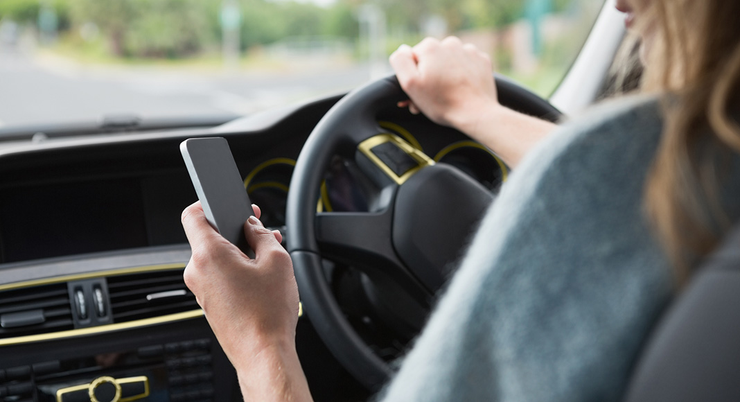 Any handheld mobile phone use while driving to be illegal in UK