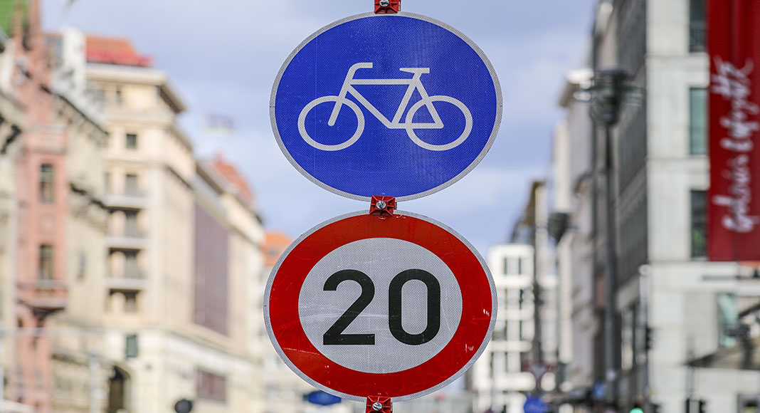 The “Lebenswerte Städte durch angemessene Geschwindigkeiten” campaign, which can be roughly translated as “Liveable cities need reasonable speeds”, is calling on the federal government to change the law in order to let local authorities introduce 30 km/h speed limits more easily.