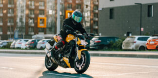 Annually, around 50 motorcyclists die as a result of a road crash in the Netherlands, and this number has hardly changed in the last ten years, according to the SWOV Institute for Road Safety.